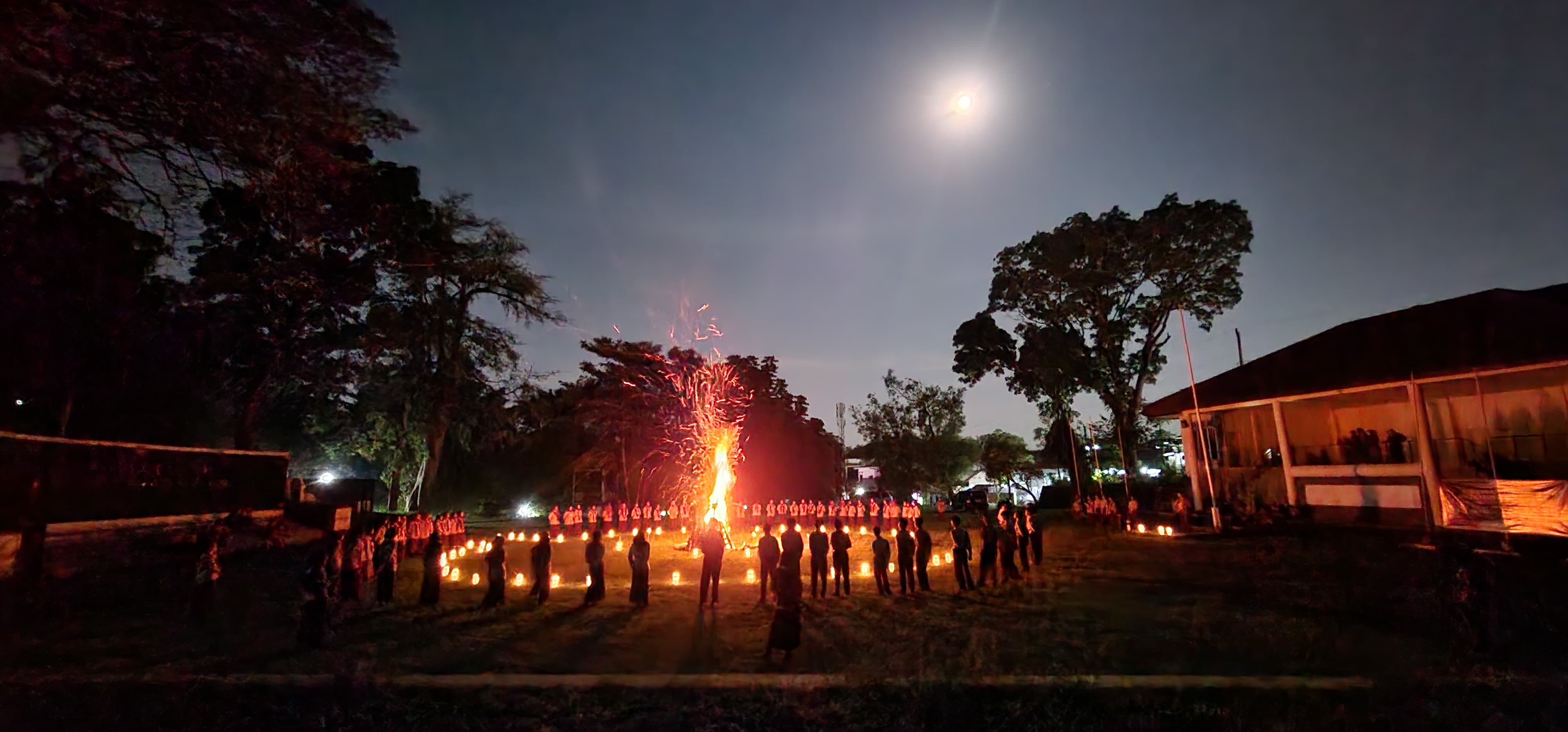 api unggun Kemah Raya